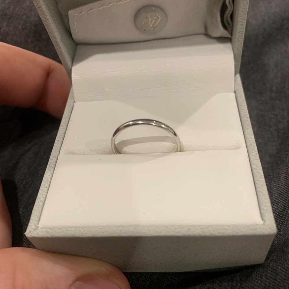 Woman's Platinum Ring (2mm) (Size 7) Never worn